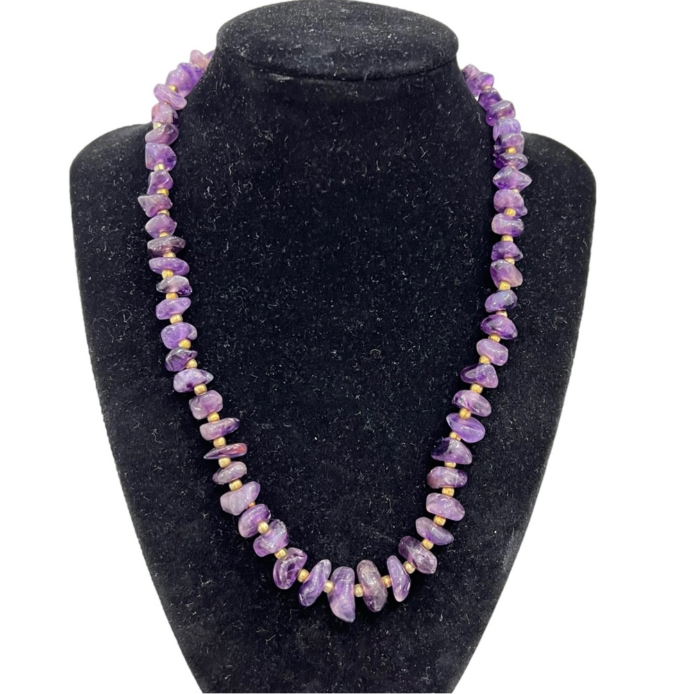 GRADUATED AMETHYST SMOOTH CHIP & METAL BEAD NECKLACE